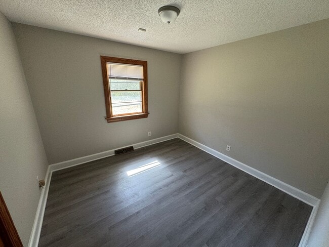 Building Photo - 3 Bedroom Brick House