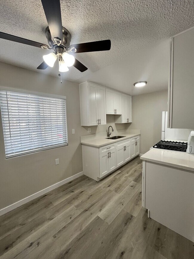 Building Photo - MOVE IN SPECIAL*$500 OFF 2ND MONTHS RENT*SPACIOUS 1 BEDROOM 1 BATH DOWNSTAIRS