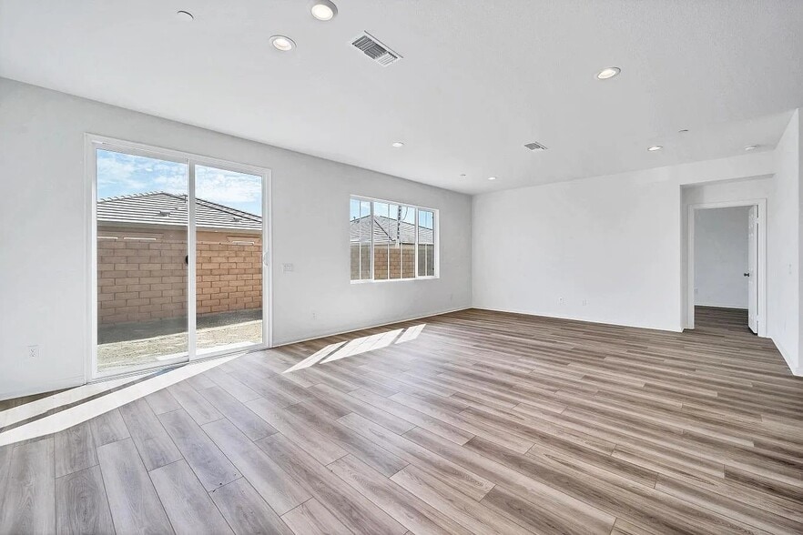 Building Photo - 3315 S Primrose Dr