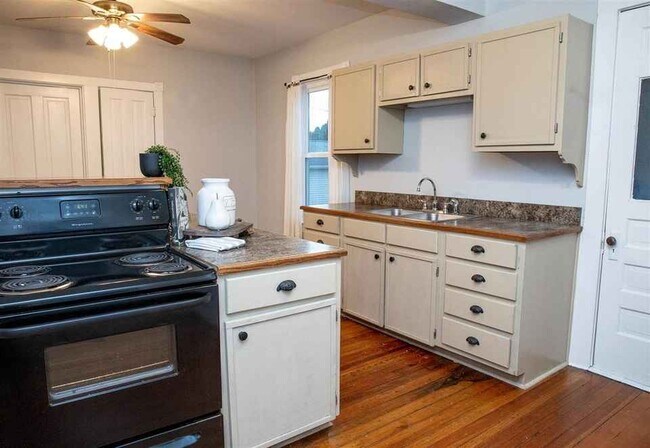 Building Photo - 108 N Main St