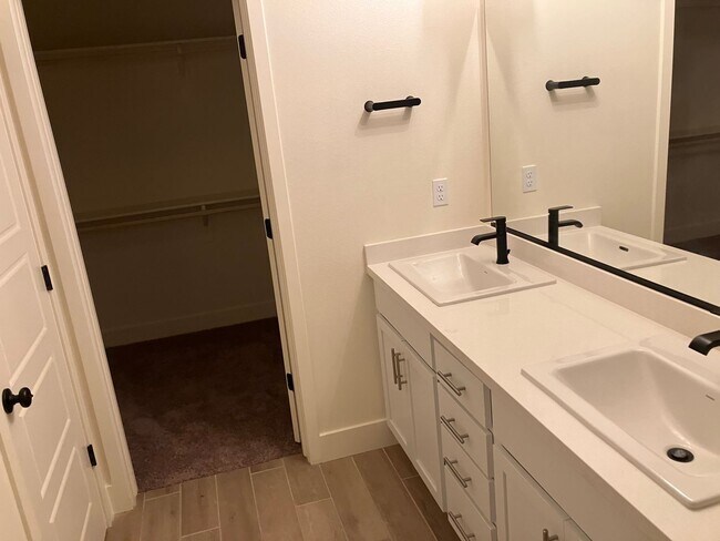 Building Photo - 5 bedroom 3 1/2 bath house in gated commun...