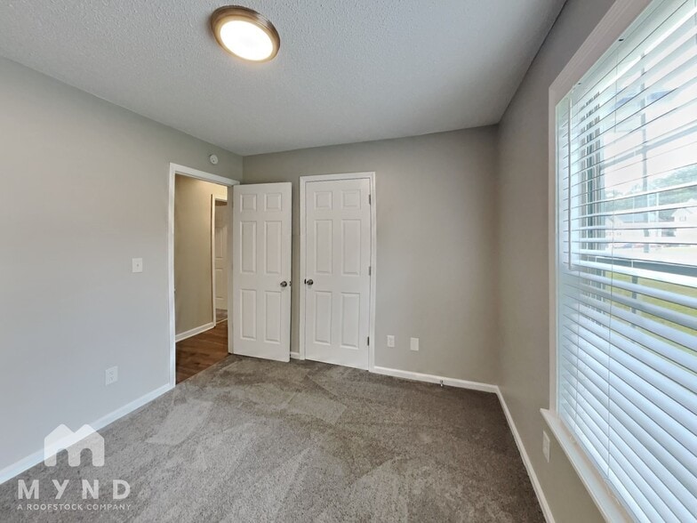 Building Photo - 425 Willow Ln