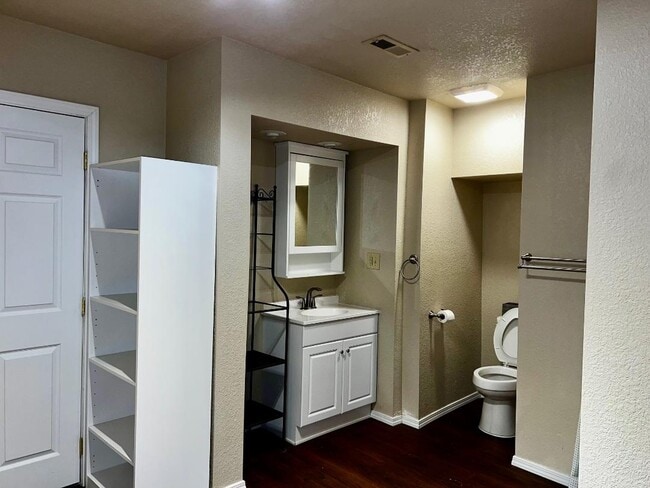 bathroom - 1301 E US Highway 24