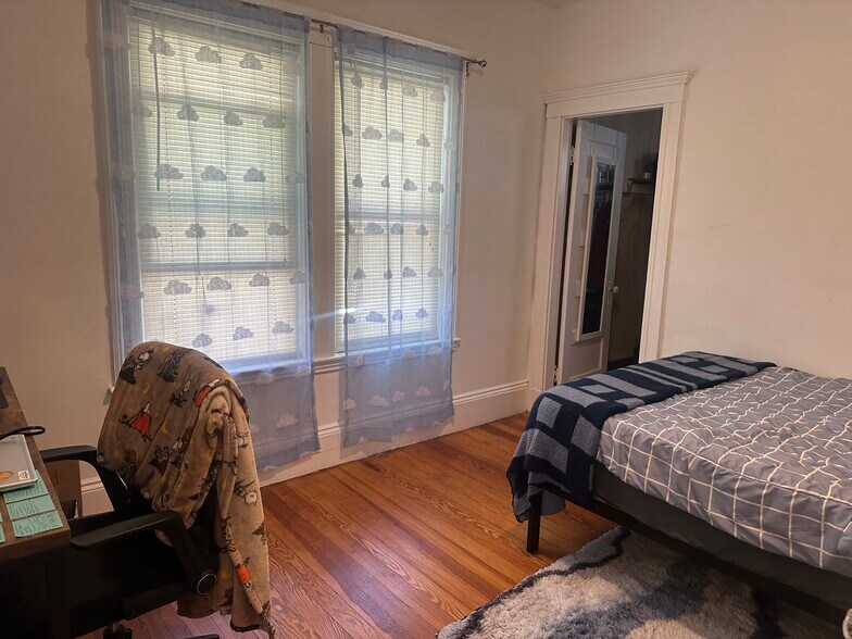 Building Photo - 100 W Adams St