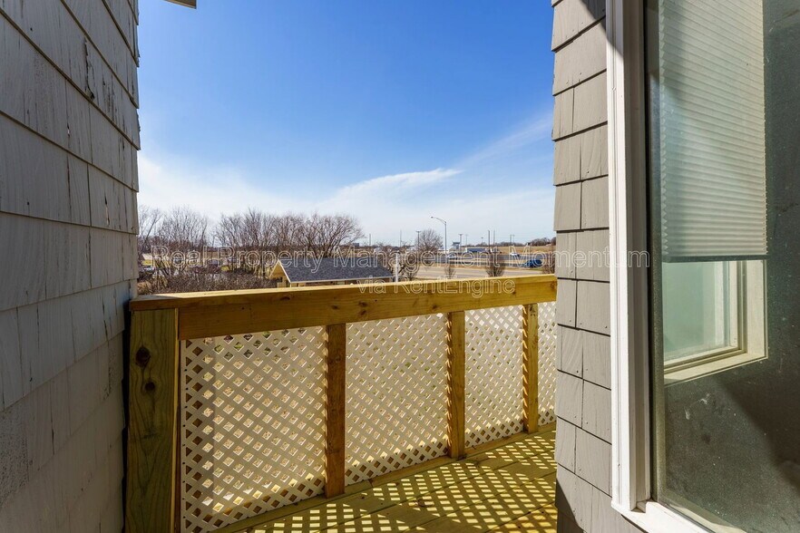 Building Photo - 930 E Primrose St