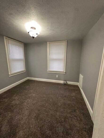 Building Photo - 1841 E 5th St