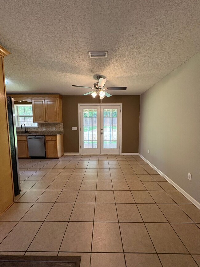 Building Photo - Hampton Place!