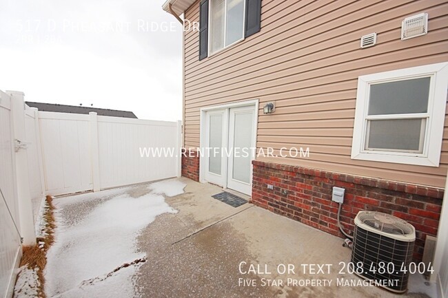 Building Photo - End Unit Townhome Available in Chubbuck! V...