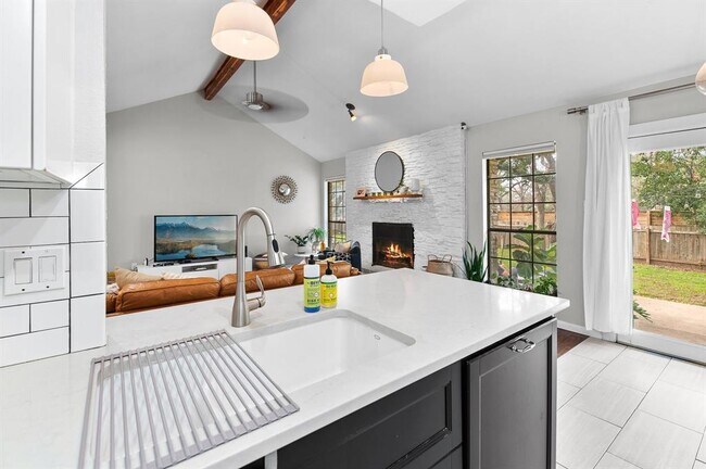 Building Photo - 11006 Yucca Dr