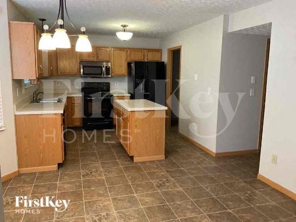 Building Photo - 486 Northwoods Dr
