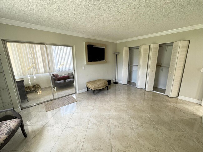 Building Photo - 984 Normandy Ln