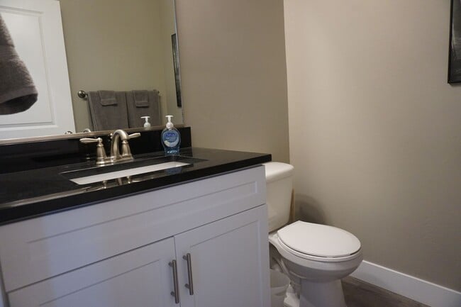 Building Photo - 3 Bedroom Midvale Neighborhood Home