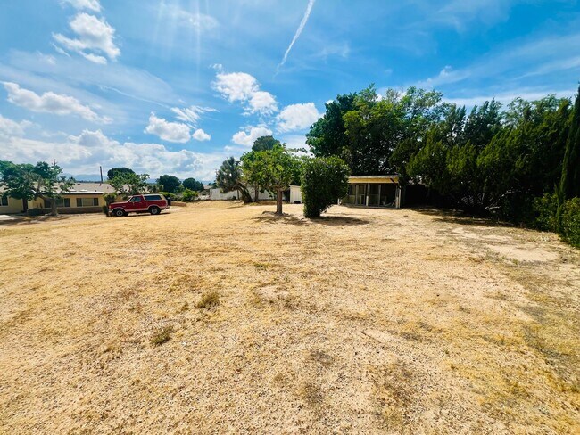 Building Photo - Scenic Hillside Living – Spacious 3 Bed, 2 Bath with Sweeping Views