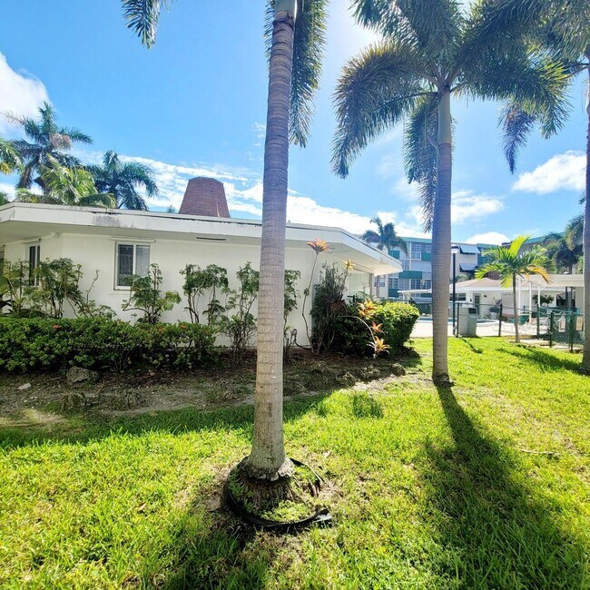 Building Photo - 1333 E Hallandale Beach Blvd