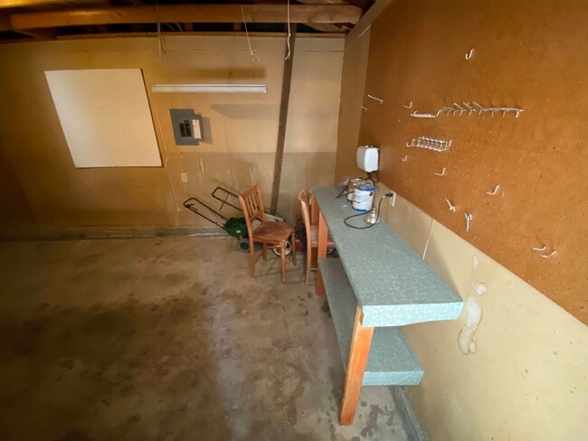 Building Photo - Cozy 3 Bedroom 1 Bath Home with Large Yard & 1 Car Attached Garage