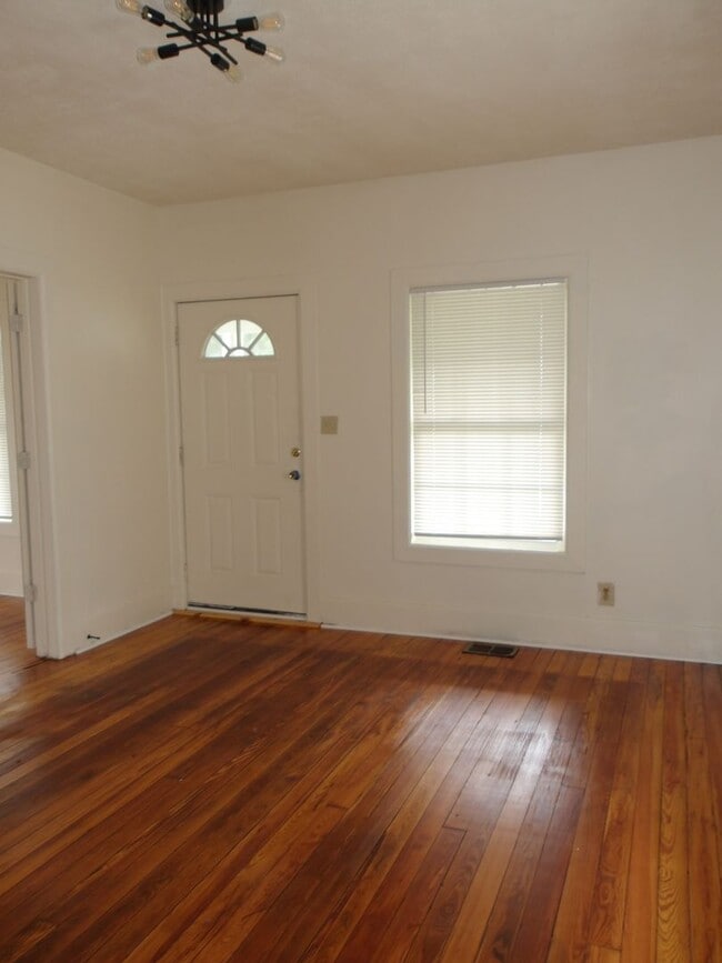 Building Photo - Remodeled 3BR/1BA House off of Taylor Blvd.