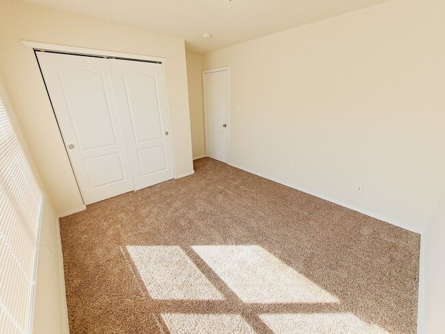 Building Photo - 3 bed 2 bath home in Huning Ranch. Great Yard