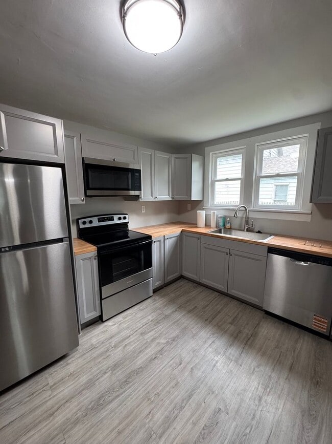 Building Photo - Newly Renovated 3-Bedroom, 2-Bathroom Home...