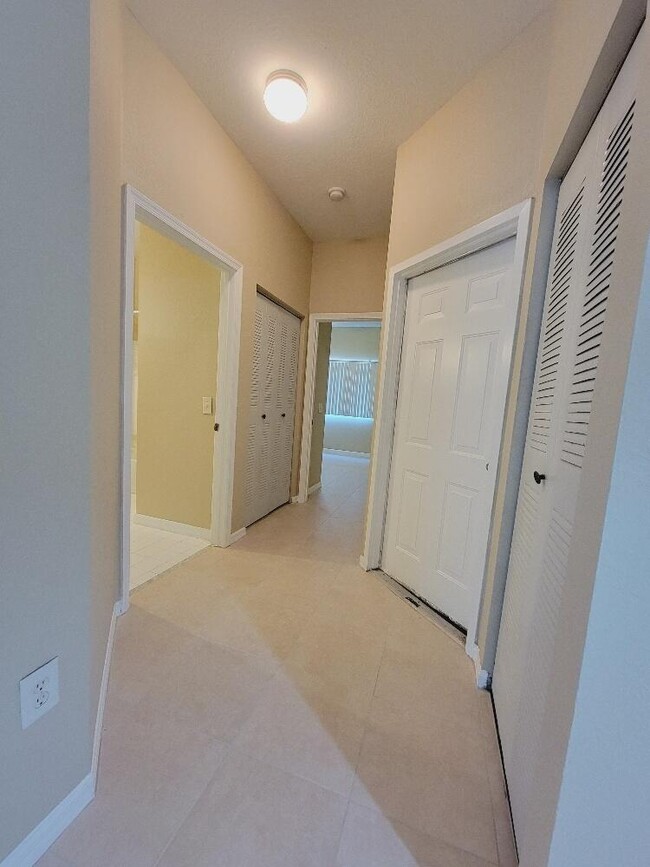 Building Photo - 220 Crestwood Cir