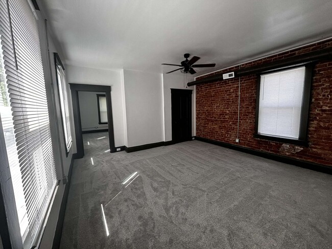 Building Photo - 2123 Monmouth St