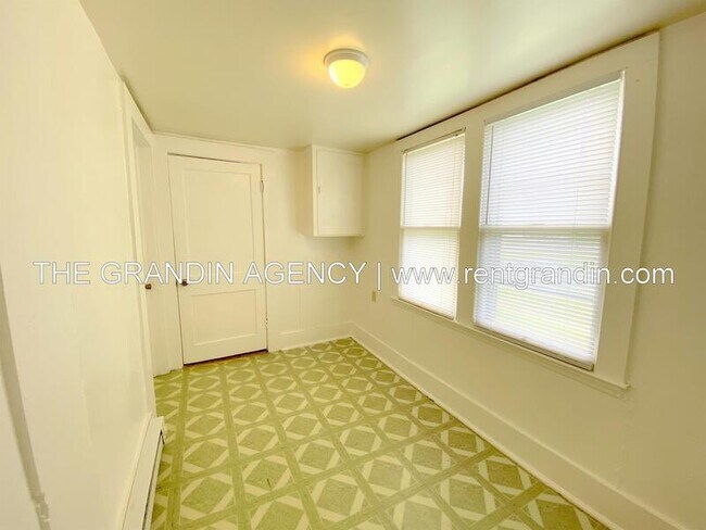 Building Photo - 909 13th St SE