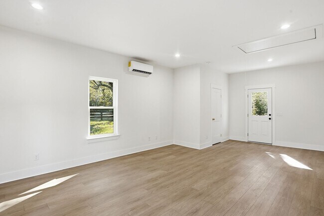 Building Photo - Spacious 3 Bedroom Home with Bonus Suite i...