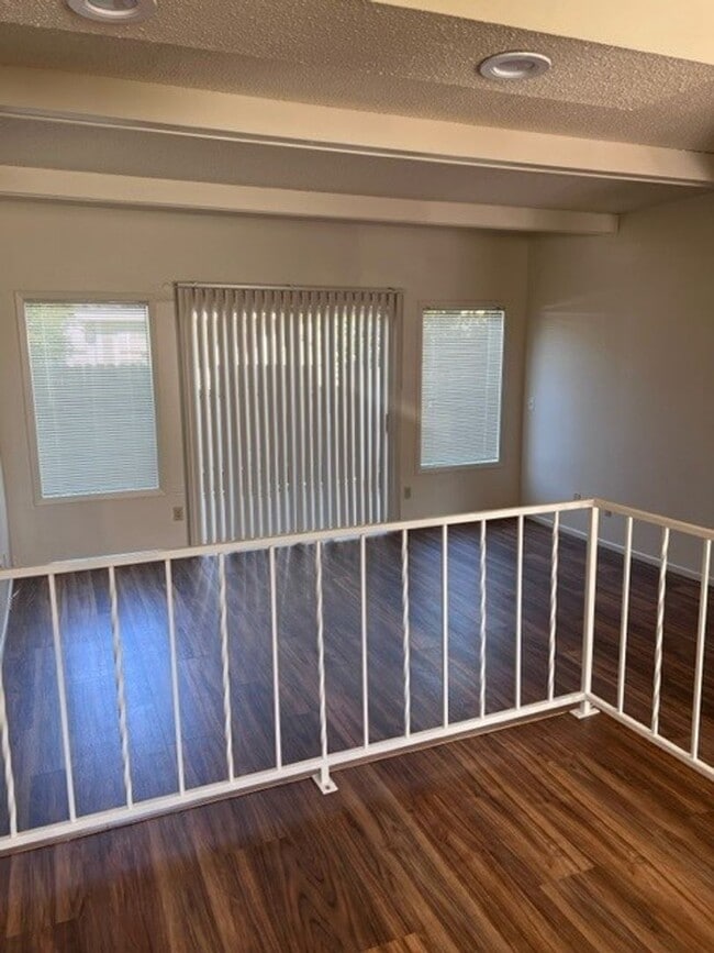 Building Photo - FREE RENT! 2x1 Townhome on Miller St S