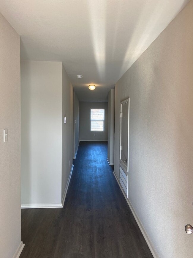 Building Photo - Pre-Leasing Now: Comfortable 3-Bedroom, 2-Bath Duplex in Fairview Haven
