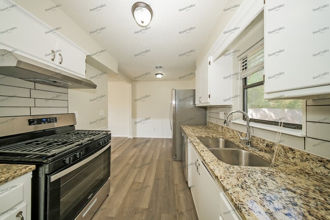 Building Photo - 1106 Sandra Dr