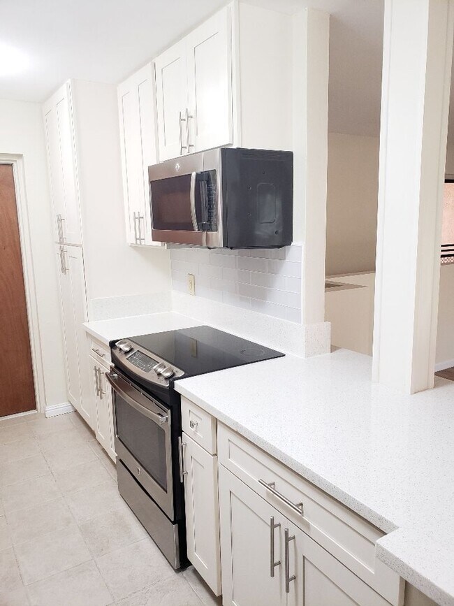 Building Photo - 2512