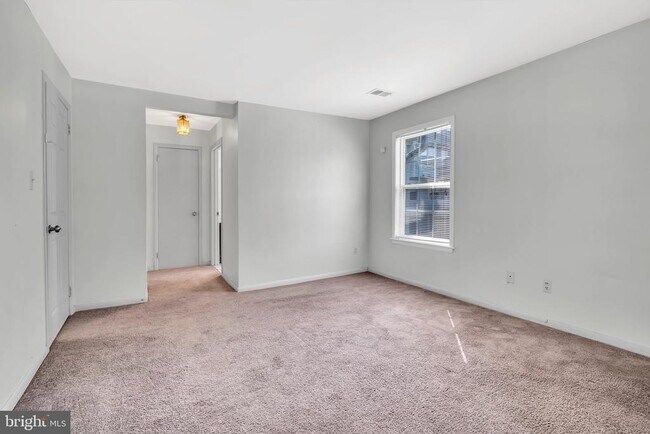 Building Photo - 302 Trinity Ct