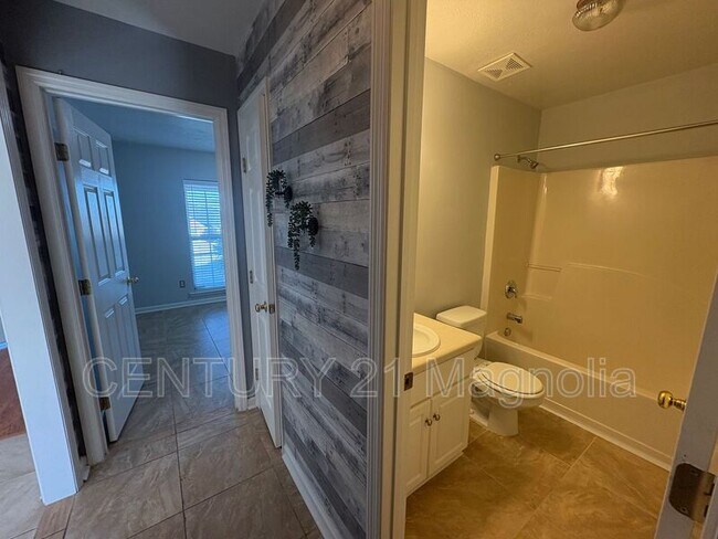 Building Photo - 2026 Lake Forest Dr