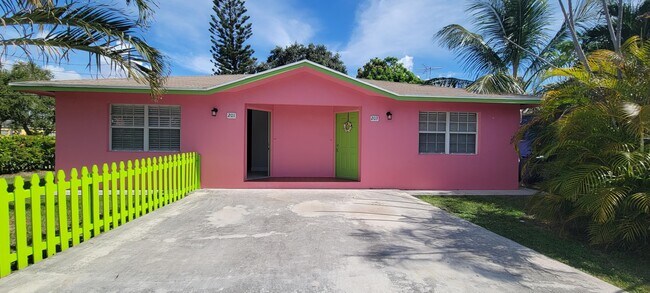 Primary Photo - 201 Palm St