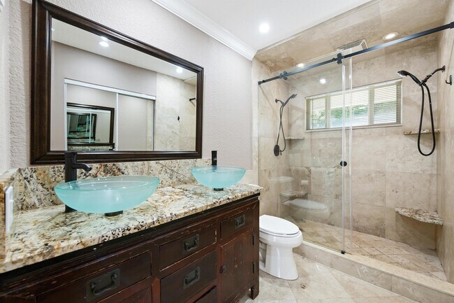 Building Photo - 1120 Renmar Dr