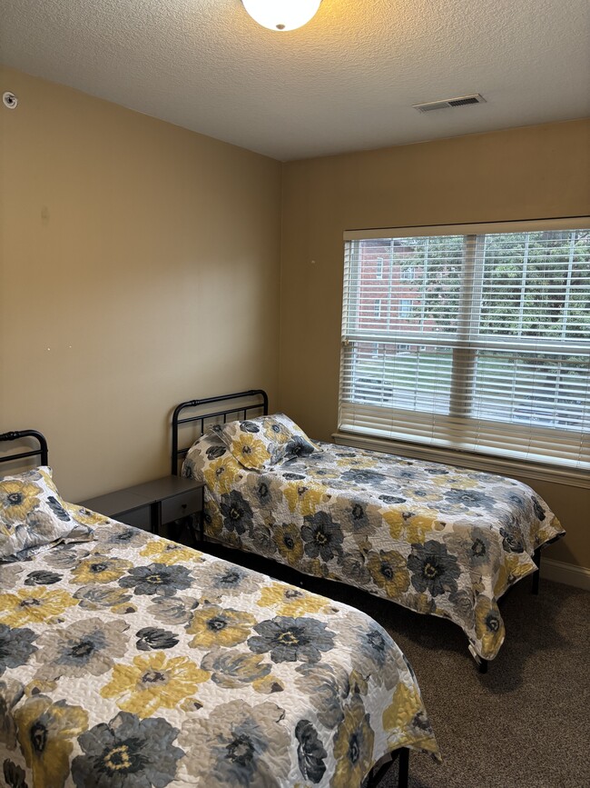 Building Photo - 613 Grandview Ct