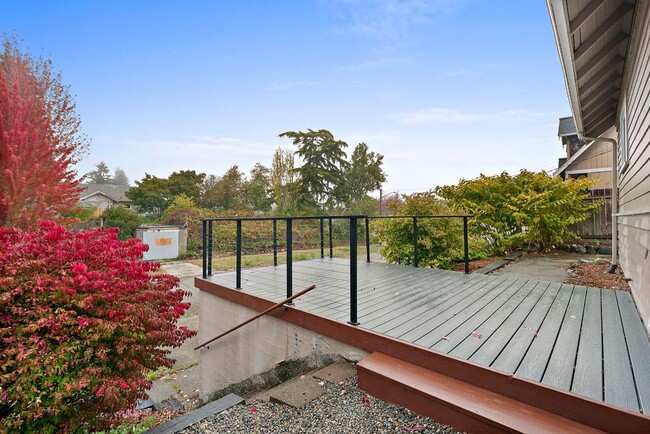 Building Photo - Charming Corner-Lot Tacoma Home with Huge ...