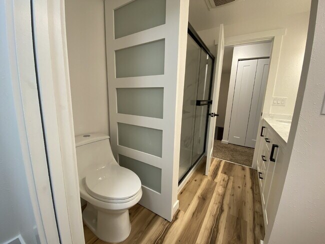 Building Photo - Spacious 3-Bedroom Remodeled Townhome in F...