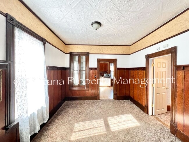 Building Photo - Historic home centrally located and beauti...