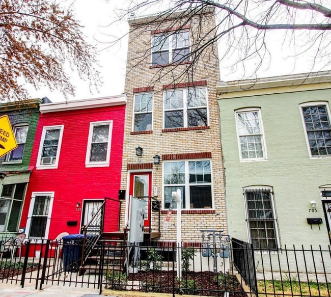 Building Photo - 707 18th St NE