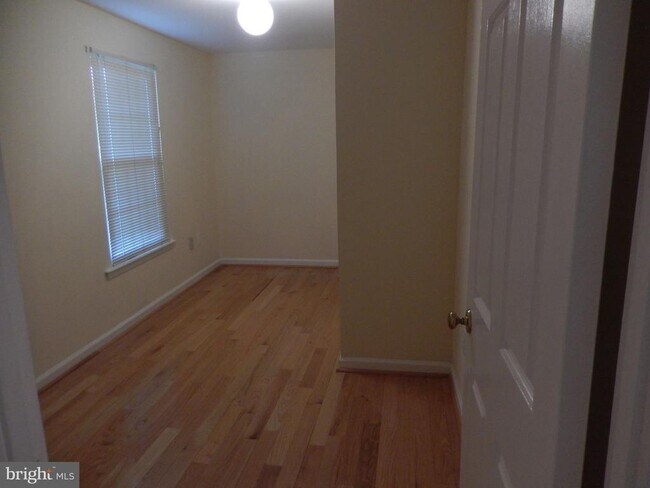 Building Photo - 15821 Anamosa Dr