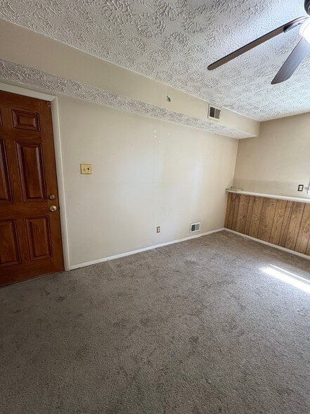 Building Photo - 4564 Dundee Ave