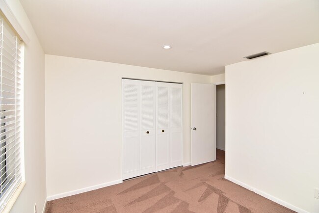 Building Photo - 919 Viscaya Blvd