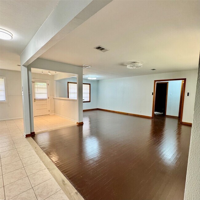 Building Photo - 1701 Gillette St