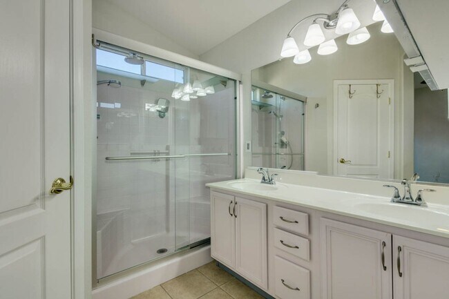 Building Photo - New Listing in Peoria