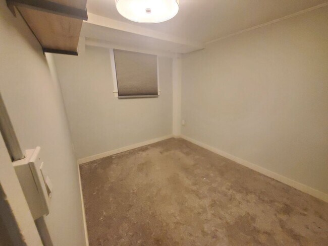 Building Photo - Charming 4 bed, 2 bath, fully fenced, covered deck in convenient location.