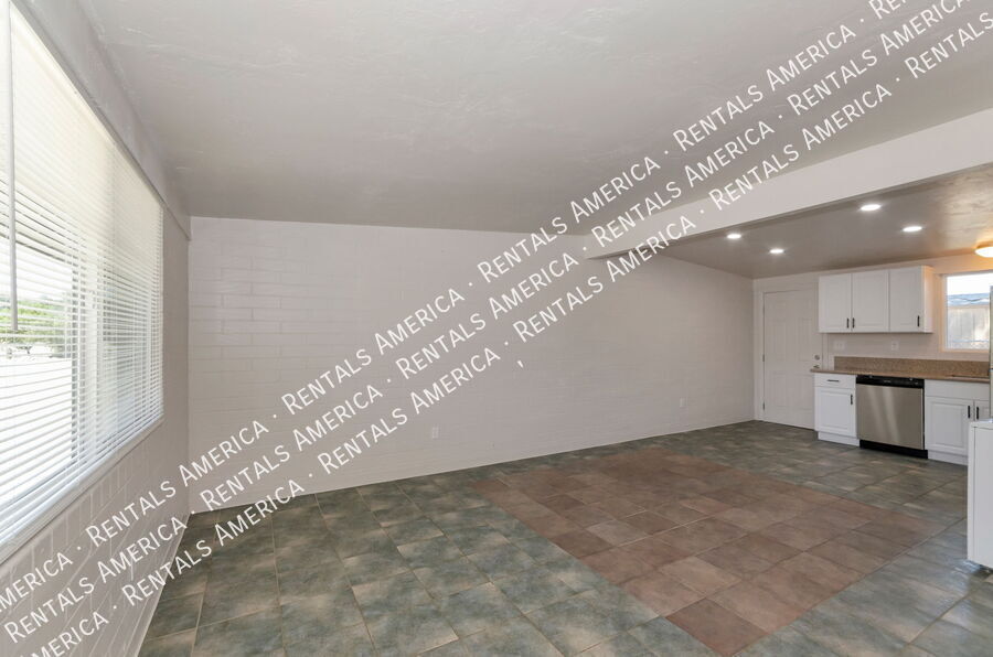 Building Photo - 3054 N Sparkman Blvd