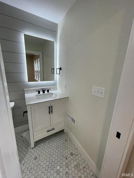 Building Photo - 611 S Eagleson Ave