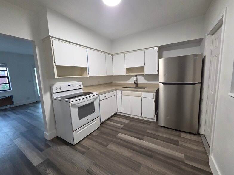 Building Photo - 1110 NW 6th Ave