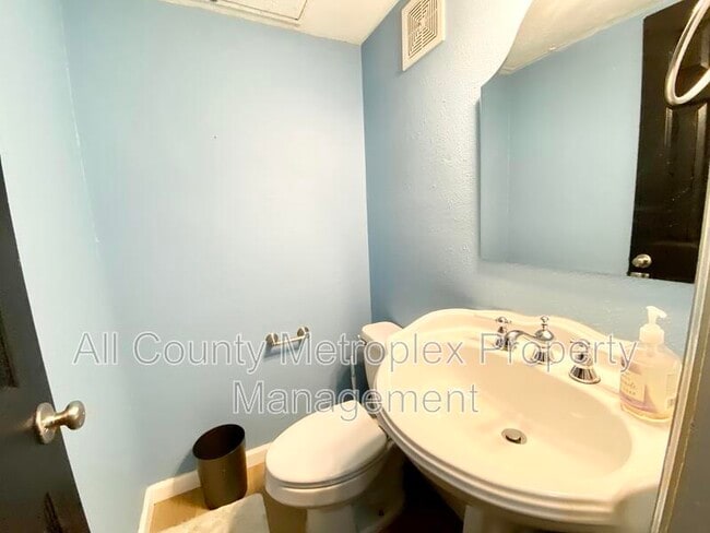 Building Photo - 4520 Holland Ave
