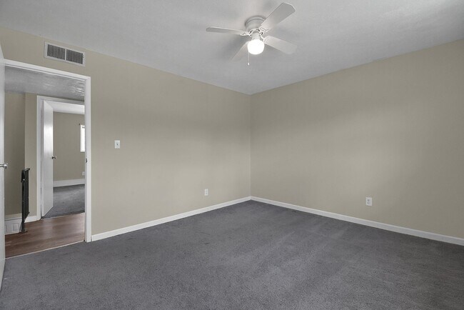 Building Photo - 2 Bedroom Townhouse Apartment- HUGE WALK IN CLOSET